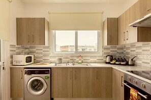 Penthouse, 2 habitaciones | Cocina privada | Refrigerador con congelador, microondas, horno y cafetera y tetera