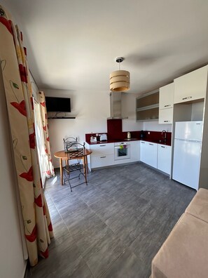 Interior - Very nice studio for 2 people, very functional, swimming pool, sea view (Tizzano)