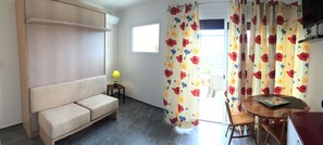 TV, table tennis - Studio 2 persons, swimming pool, sea view (Tizzano)