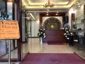 Property entrance - Y PLACE Guest House (Hanoi)