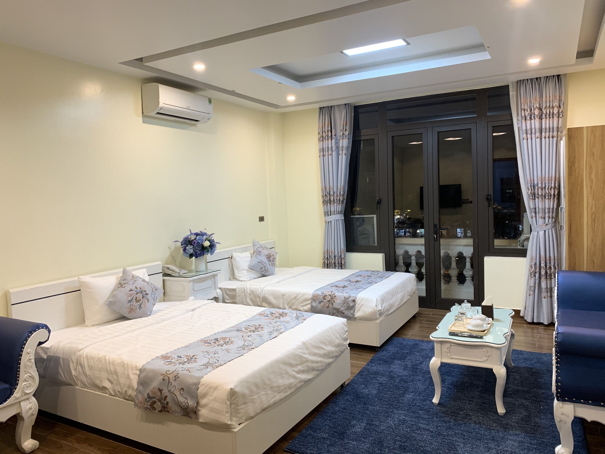 Ropa de cama de alta calidad y minibar 