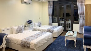 أغطية فراش متميزة وميني بار وخزنة داخل الغرفة ومكتب