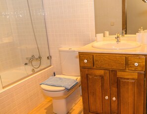 Badewanne, Haartrockner, Handtücher