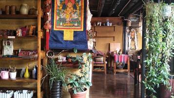 Breakfast (CNY 35 per person)