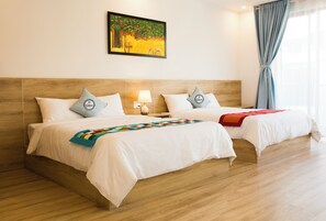 Kamar Keluarga, balkon, pemandangan kota | Minibar dan didekorasi berbeda-beda