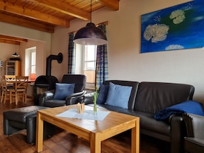 Appartement (Tenne) | Woonkamer | Televisie, een tafeltennistafel en speelgoed
