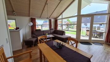 House (Linde) | Ruang tamu | TV, meja ping pong, mainan