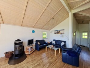 Huis (Buche) | Woonruimte | Een televisie, een tafeltennistafel en speelgoed