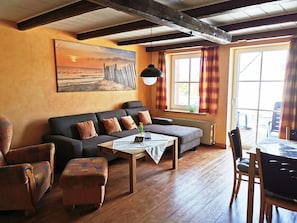 Appartement (Speicher) | Woonkamer | Televisie, een tafeltennistafel en speelgoed