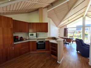 Casa (Buche) | Cocina privada | Refrigerador, microondas, horno y parrilla de estufa 