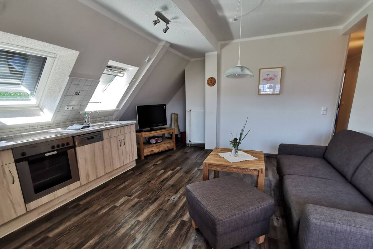Eine moderne Loftwohnung mit Küche, Essbereich und Wohnzimmer.