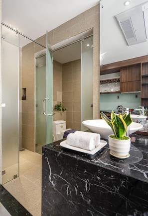 Minibar, desk, laptop workspace, blackout drapes - Sharon Apartment and Spa (Da Nang)