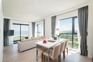 40-inch flat-screen TV with cable channels, TV - Carinae Danang Hotel (Da Nang)