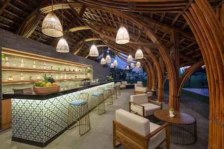 Bar (na propriedade). Carinae Danang Hotel