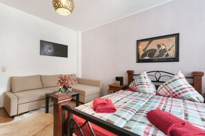 Family Condo, 3 Bedrooms (Residenz) | Living area | Flat-screen TV - Ferienwohnung Residenz (Dresden)
