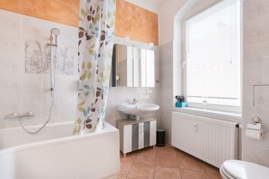 Familielejlighed - 3 soveværelser (Residenz) | Badeværelse | Hårtørrer, håndklæder, Sæbe, Toiletpapir