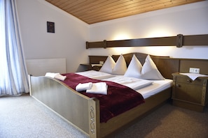 Economy Double Room | Individually decorated, individually furnished, laptop workspace - Ferienhaus Fanningberg (Weisspriach)