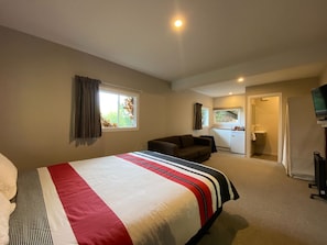 3 habitaciones, tabla de planchar con plancha y ropa de cama
