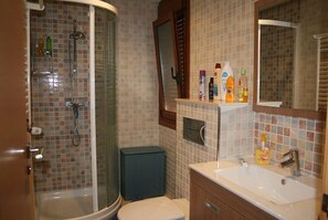Douche, séchoir à cheveux, serviettes fournies, savon