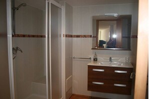 Shower, hair dryer, towels, soap - Sea view house (Cangas)