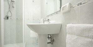 Deluxe Double or Twin Room | Bathroom | Shower, hair dryer, bidet, towels