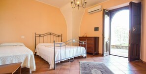 Dreibettzimmer | Hochwertige Bettwaren, individuell dekoriert, kostenlose Babybetten