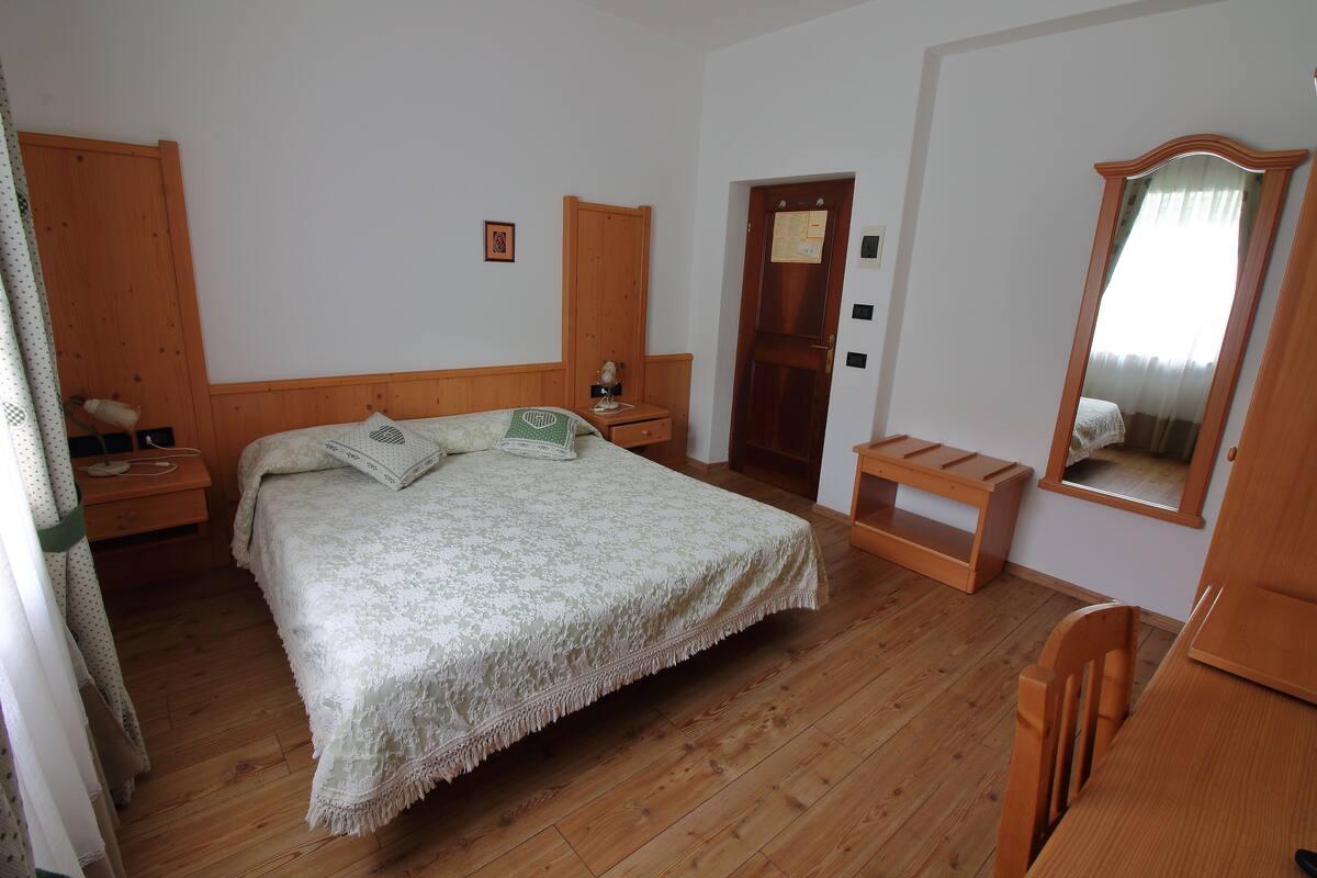 Habitación doble estándar | Caja de seguridad en la habitación y decoración personalizada