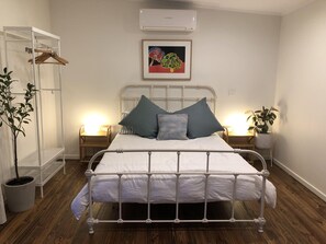 4 bedrooms, iron/ironing board, WiFi, bed sheets