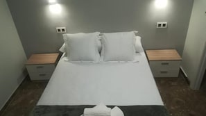 Habitación doble, 1 cama doble, baño privado | Wifi gratis y ropa de cama