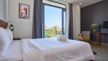 Gallery Double Room, 1 Queen Bed | Premium bedding, minibar, desk, laptop workspace