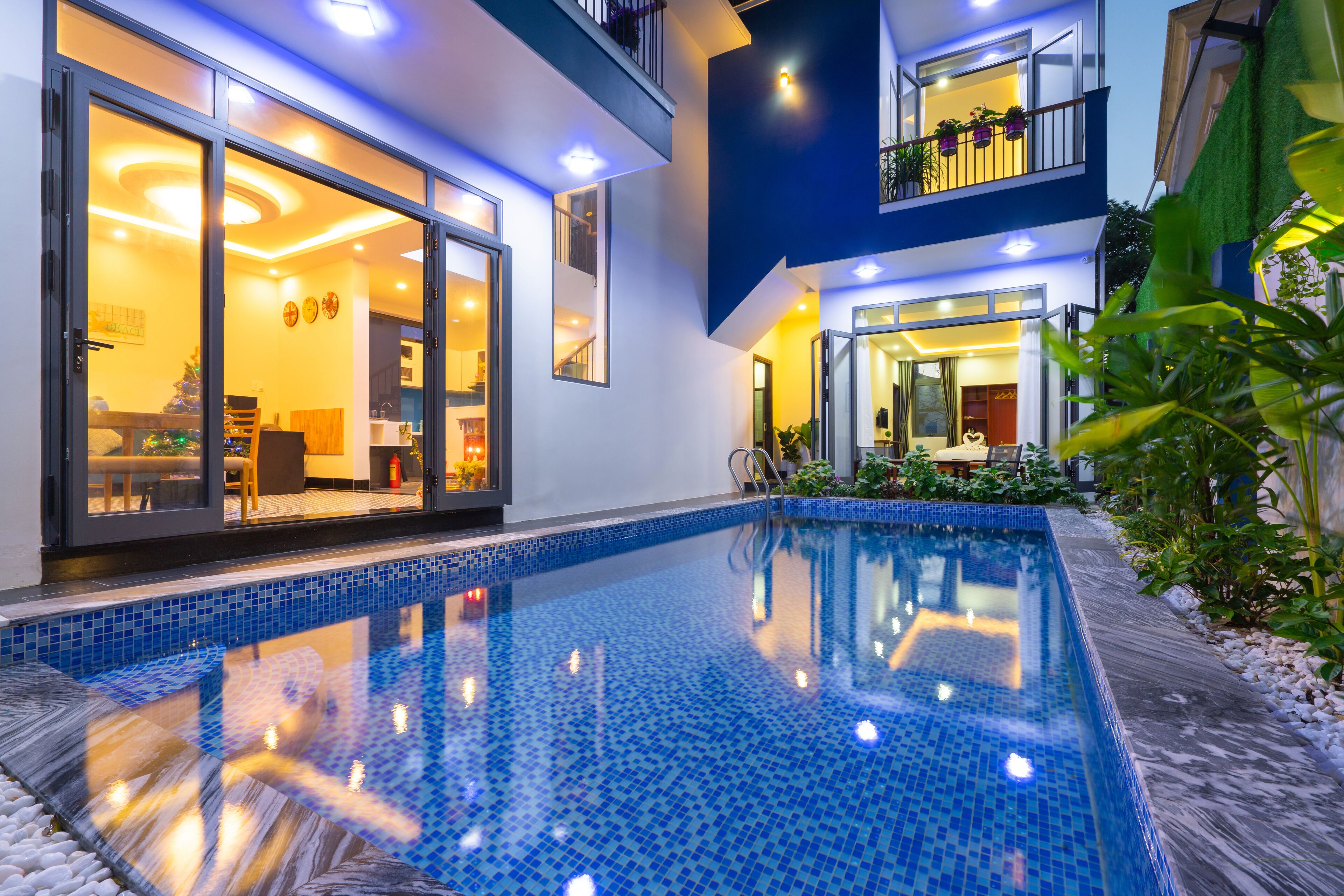 Outdoor pool, sun loungers