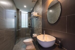 Pancuran mandi, pengering rambut, selipar, bidet 