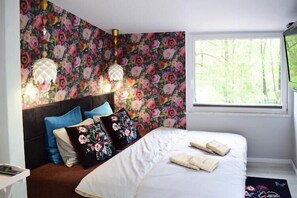 3 dormitoris, planxa i posts de planxar i un bressol de viatge 