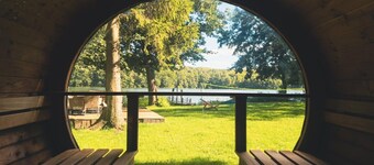 Holiday home right on the lake, sauna, jacuzzi