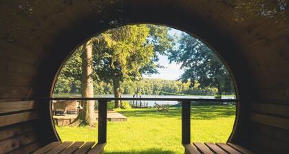 Holiday home right on the lake, sauna, jacuzzi