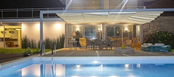 Private villa deluxe with pool and jacuzzi