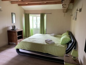 Habitación clásica, 1 cama de matrimonio | Caja fuerte, decoración individual, mobiliario individual