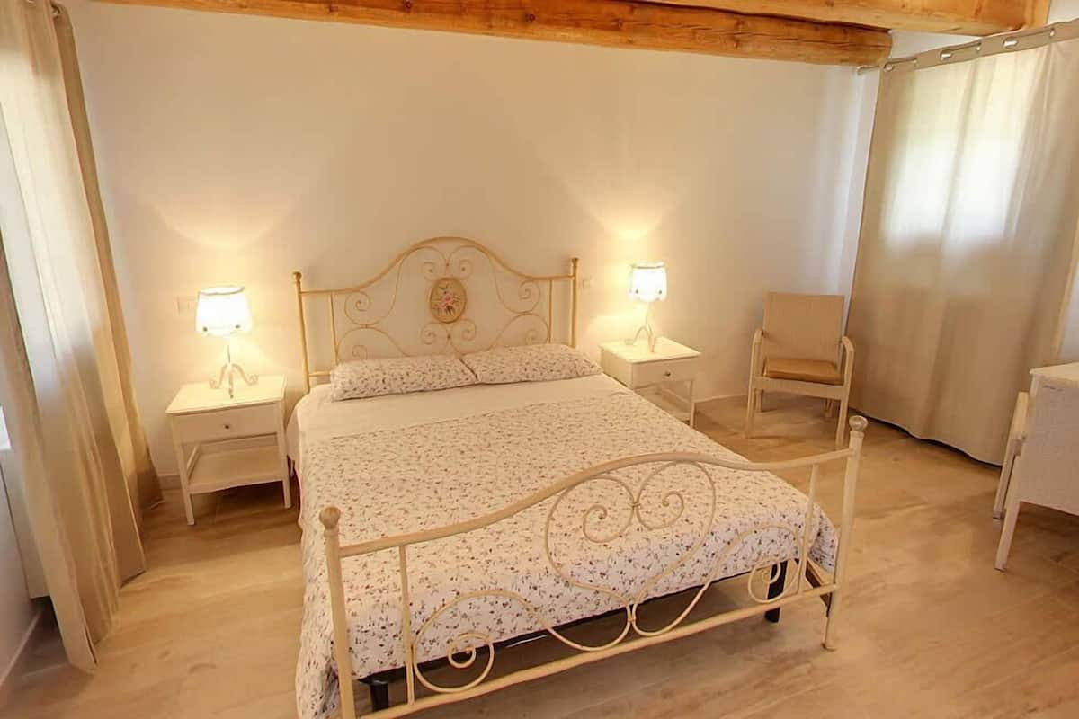 Hypo-allergenic bedding, down duvets, desk, soundproofing
