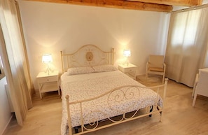 Quarto triplo | Roupas de cama antialérgicas, edredons de pluma, escrivaninha