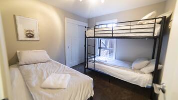 4 bedrooms, iron/ironing board, WiFi, bed sheets