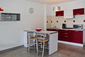 Kühlschrank, Mikrowelle, Herdplatte, Geschirrspüler