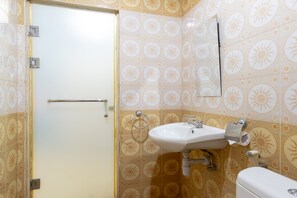 Habitación estándar con 2 camas individuales | Baño | Regadera y toallas