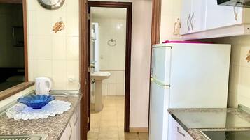 Frigorífico, microondas, horno y cafetera o tetera