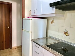 Een koelkast, een microgolfoven, een oven