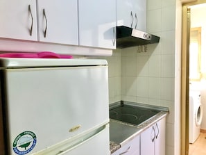 Een koelkast, een microgolfoven, een oven