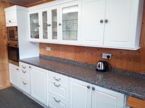 Een koelkast, een microgolfoven, een oven, een kookplaat