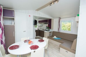 Mobile Home, 2 Bedrooms (Savanah) | Living area | Flat-screen TV - Camping Le Vieux Colombier (Moustiers-Sainte-Marie)