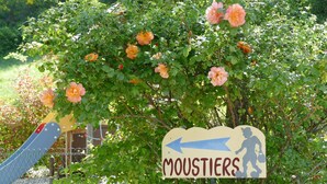A sign with an arrow pointing to the left, labeled "MOUSTIERS". - Camping Le Vieux Colombier (Moustiers-Sainte-Marie)