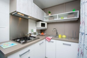 Nhà gỗ, 2 phòng ngủ (Fabre) | Bếp riêng | Tủ lạnh, lò vi sóng, bếp nấu, dụng cụ pha cà phê/trà 