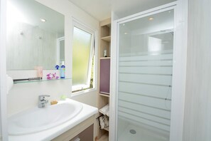 Casa rodante, 2 habitaciones (First) | Baño | Regadera, secadora de cabello, toallas, papel de baño 